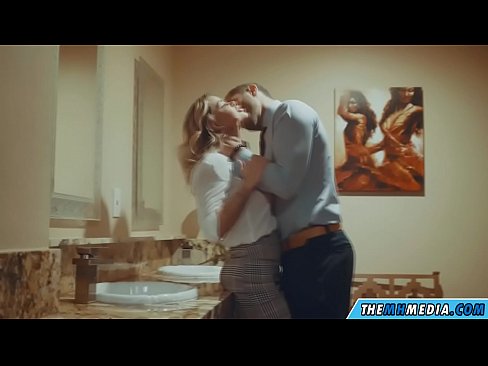 ❤️ Ketika seorang pirang berdada menggoda Anda di toilet umum ❤️❌ Video porno di id.safehaus.top ❤